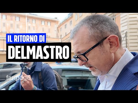 Il ritorno di Delmastro alla Camera. Ma l’ex sottosegretario fugge alle domande sulla bisteccheria