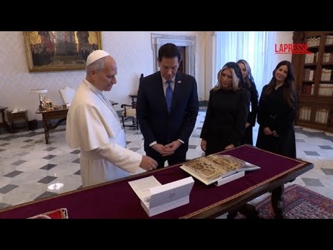 Rubio in Vaticano, il Papa gli regala una penna in legno d’ulivo: «Pianta della pace»
