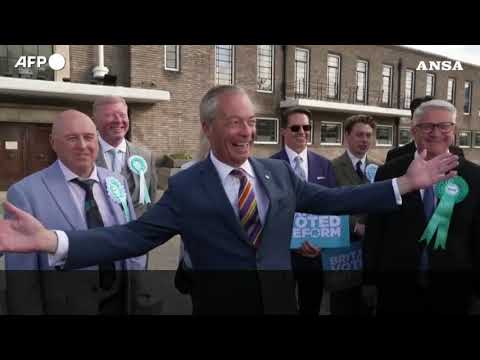 Farage esulta per il voto locale: “Svolta storica, siamo qui per restare”
