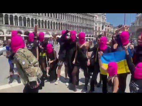Le Pussy Riot protestano in piazza San Marco: cori e slogan, poi l’intervento delle forze dell’or…