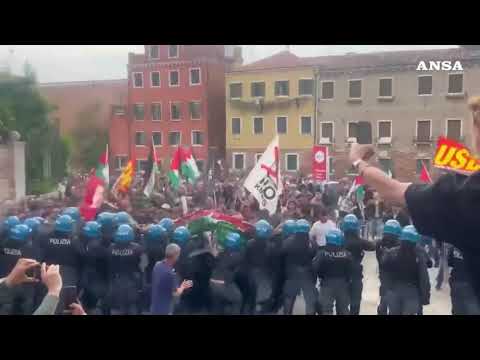 Venezia, tensioni al corteo contro la presenza di Israele alla Biennale