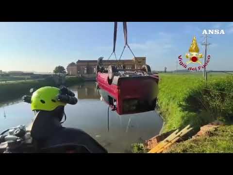 Minivan in un canale, morti il conducente e due giovani lavoratori