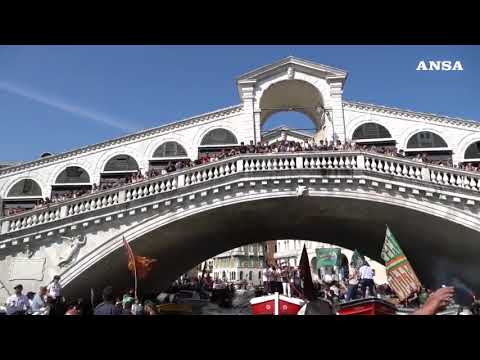 Calcio, il Venezia festeggia la A con un corteo nel Canal Grande