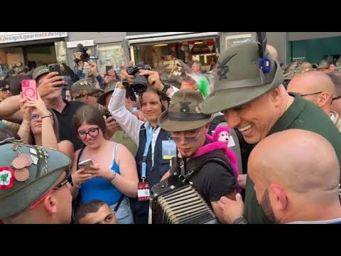 Crosetto a Genova canta con gli alpini: «Gli Usa via dalle nostre basi? Dai frutti li riconosceremo»
