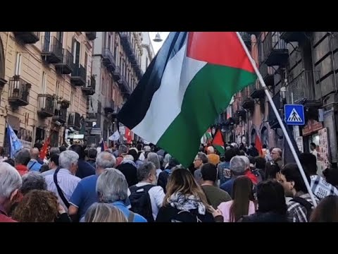 Corteo per la Flotilla a Napoli, Zanotelli: «Comune si rifiuti di accettare le navi Msc»
