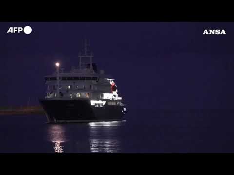 Hantavirus, la nave Hondius entrata nel porto di Granadilla a Tenerife