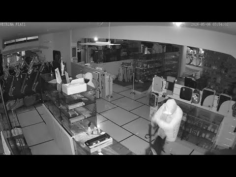 Furto da Daminelli strumenti musicali, tre uomini incappucciati prendono le vetrine dei fiati a m…