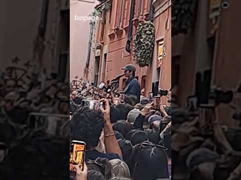 Fuylmiancci canta in strada a Trastevere “Stupida Sfortuna”: fan e passanti sorpresi per il miniconc