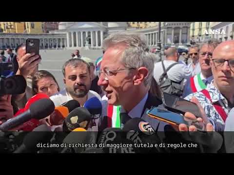 Presidio dei sindaci campani a Napoli: “Ogni 28 ore una minaccia”