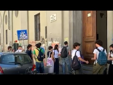 Maturità a Firenze, gli studenti fuori dalle scuole: «Le tracce del tema? Molto strane»