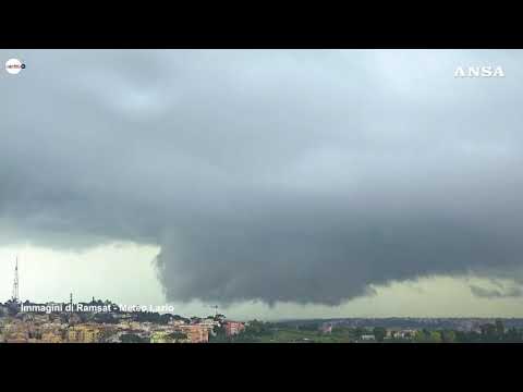 Tornado si abbatte su Roma, alberi caduti e auto danneggiate