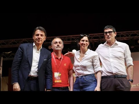 Conte, Fratoianni e Schlein cantano «Bella Ciao» sul palco della Fiom a Bologna