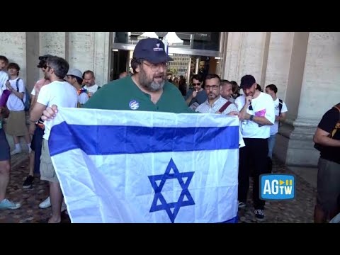 Adinolfi al Pride con la bandiera israeliana: «Sei omofobo, vergognati», poi se la prende con la …