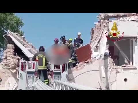 Crolla palazzina nell’Anconetano, estratta viva una persona
