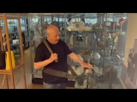 Alberto Alessi mostra come funziona un tornio di un secolo fa