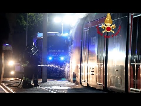 Firenze, incendio sulla tramvia alle Cascine: l’intervento dei vigili del fuoco