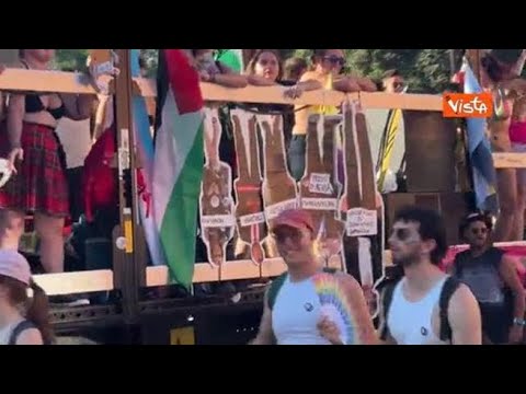 Trump, Rowling, Elon Musk, Netanyahu e Giulia Bongiorno a testa in giù su un carro del Pride di…