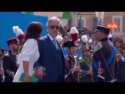 2 giugno, Bocelli saluta le Autorità e dà un bacio a Meloni dopo aver cantato l’Inno di Mameli