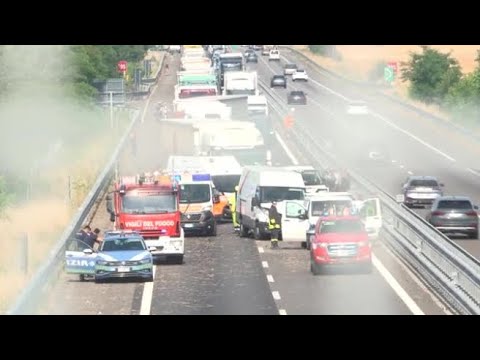 Il video del tamponamento in A21: i soccorsi in autostrada per aiutare i feriti