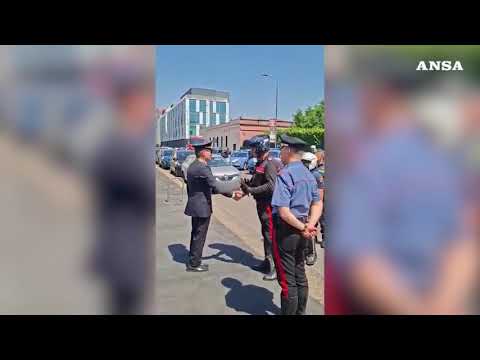 Milano, l’omaggio all’agente municipale morto nell’inseguimento