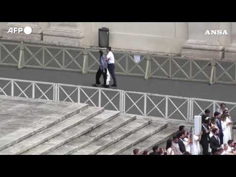 Attivisti Peta protestano contro la corrida all’udienza generale di Papa Leone
