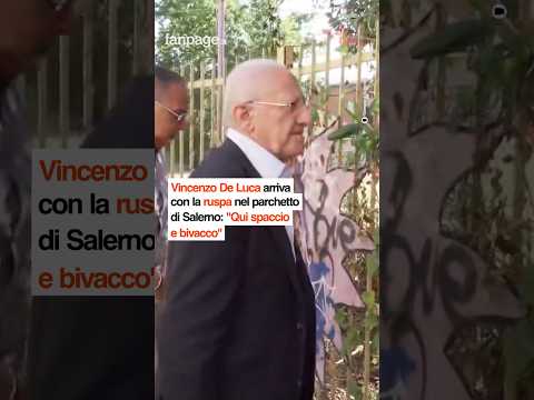 Vincenzo De Luca arriva con la ruspa nel parchetto di Salerno: “Qui spaccio e bivacco”