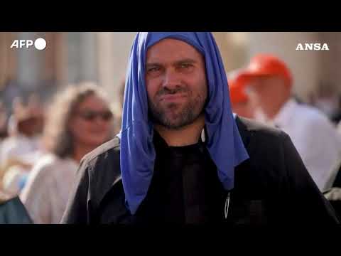 Piazza San Pietro gremita per l’udienza del Papa nonostante il caldo record