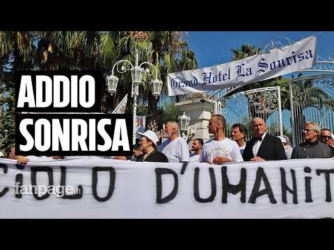 Castello delle Cerimonie, i dipendenti della Sonrisa protestano: “Ci togliete lavoro e futuro”