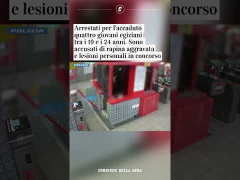 Seguono un 52enne in metro a Milano, lo aggrediscono e gli rubano l’orologio: il video