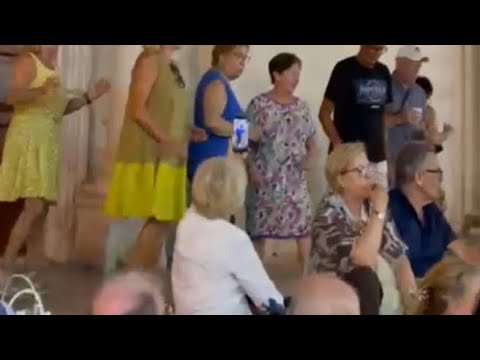 Si balla e si mangia sul sagrato della Cattedrale: polemica a Bari
