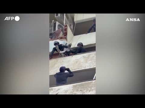 Venezuela, agenti di polizia salvano un bambino da un edificio distrutto a La Guaira