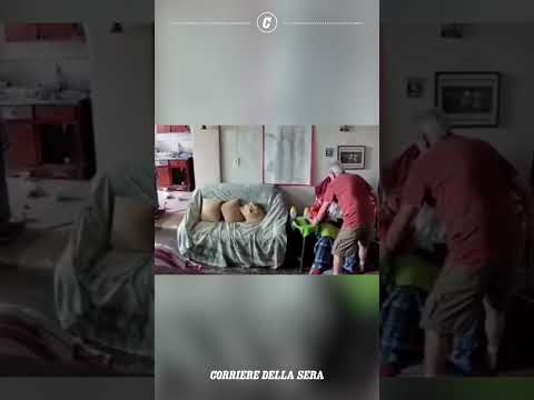 Venezuela, si tengono per mano mentre la terra trema. Il gesto commovente di due anziani