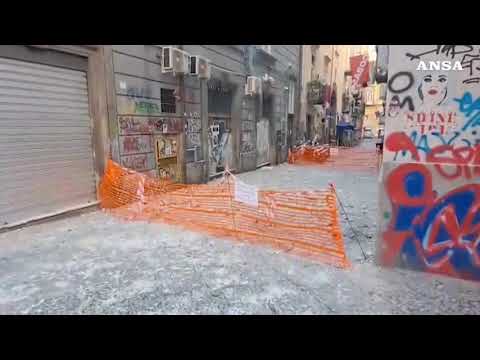Napoli, crolla un cornicione nella via della movida