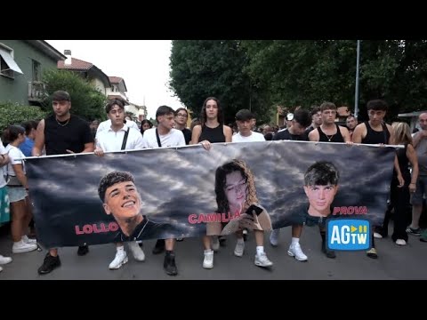 Lacrime e dolore: il corteo per ricordare Lollo, Camilla e Riccardo morti nell’incidente di Senago