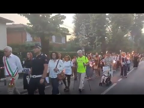Camaiore, la fiaccolata per Mirko e Kety Andreoni