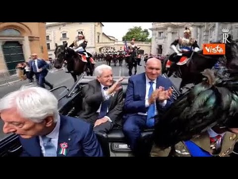 ‘Sei il migliore’, folla saluta Mattarella che va via dai Fori Imperiali a termine Parata 2…