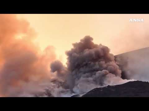 Eruzione spettacolare sull’Etna, la colata lavica tocca quota 2800 metri