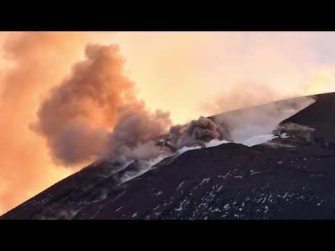 Il video del drone che vola sull’Etna in eruzione, le immagini spettacolari
