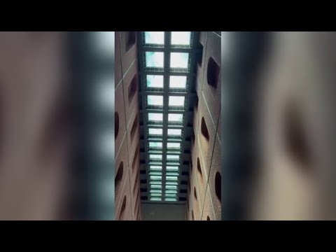 Bilbao, la piscina sospesa (e trasparente) dell’Azkuna Zentroa