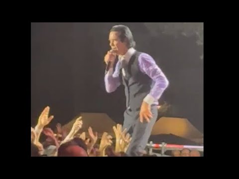 Le campane, il vangelo e il punk: Nick Cave incanta i fan