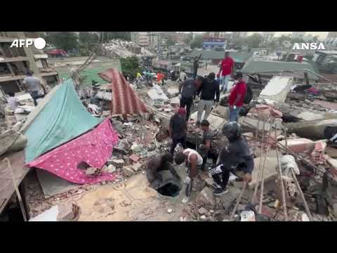Venezuelani cercano sopravvissuti tra le macerie a quattro giorni dal terremoto
