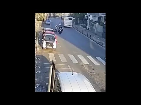Ragazzi in scooter spingono e fanno cadere un ciclista a Pompei