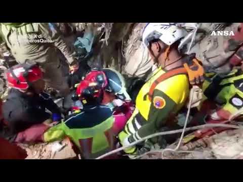 Bambino di 12 anni estratto vivo a La Guaira dopo 5 giorni dal sisma