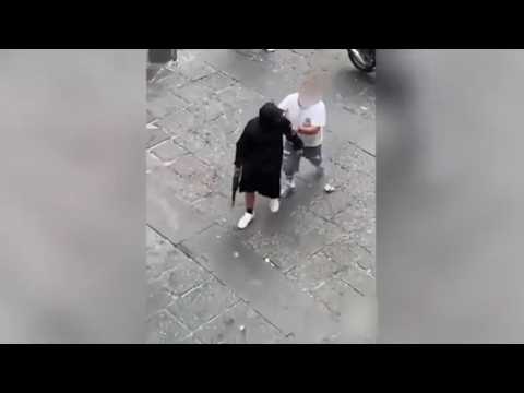 Napoli, uomo si aggira con un mitra nella piazzetta di Montesanto: terrore tra la gente