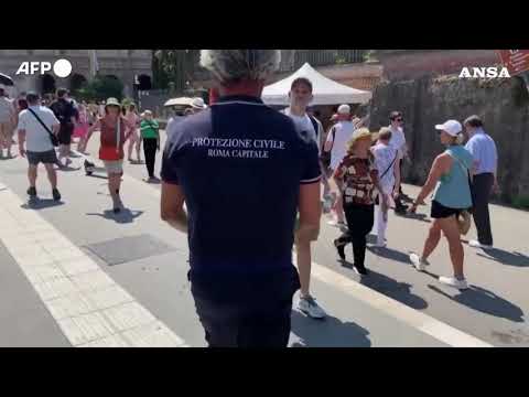 Il caldo non ferma i turisti a Roma, preso d’assalto il Colosseo
