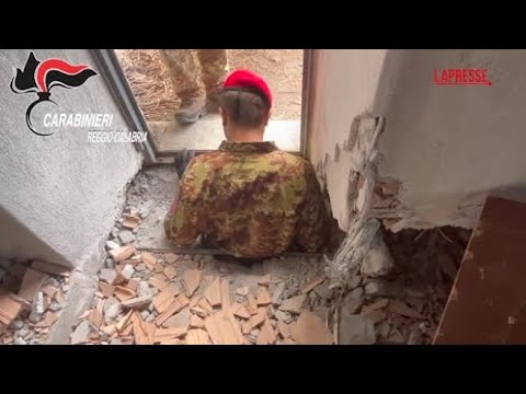 Bunker segreto scoperto in Calabria, la botola elettrica e un tunnel di 120 metri per fuggire: le…
