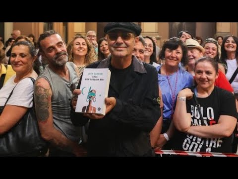 Luca Carboni, la lunga coda dei fan per il firmacopie di «Luca non parlava mai»: «Un libro che pa…