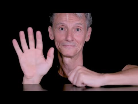 La danza con le mani di Ziopol, il cantore della Melevisione