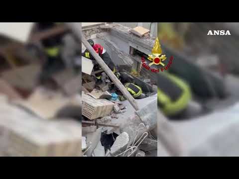 Crolla palazzina dopo un’esplosione, i soccorritori scavano sotto le macerie