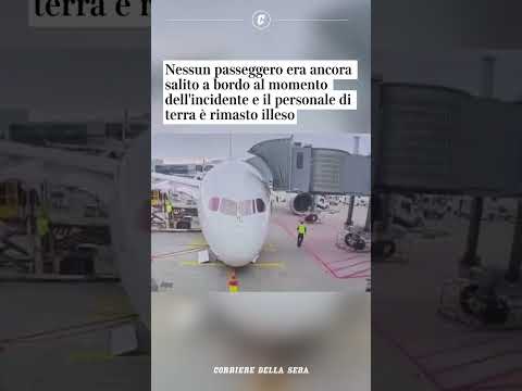 All’aeroporto di Francoforte un Boeing è crollato al suolo dopo un guasto al carrello di atterraggio